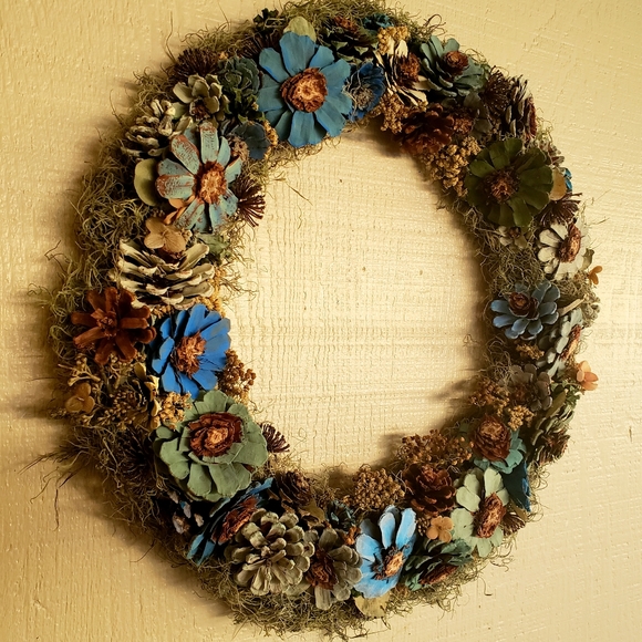 Handcrafted natural pinecone flower wreath new - Picture 3 of 4